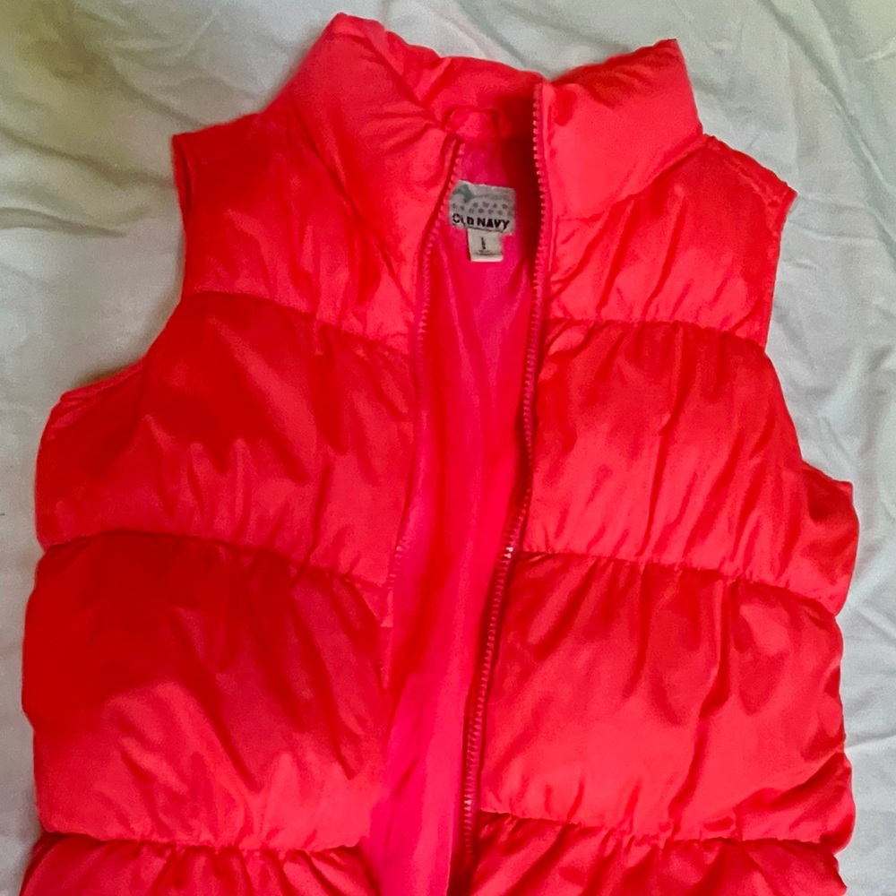Girls Old Navy puffer vest. Large (10/12). EUC